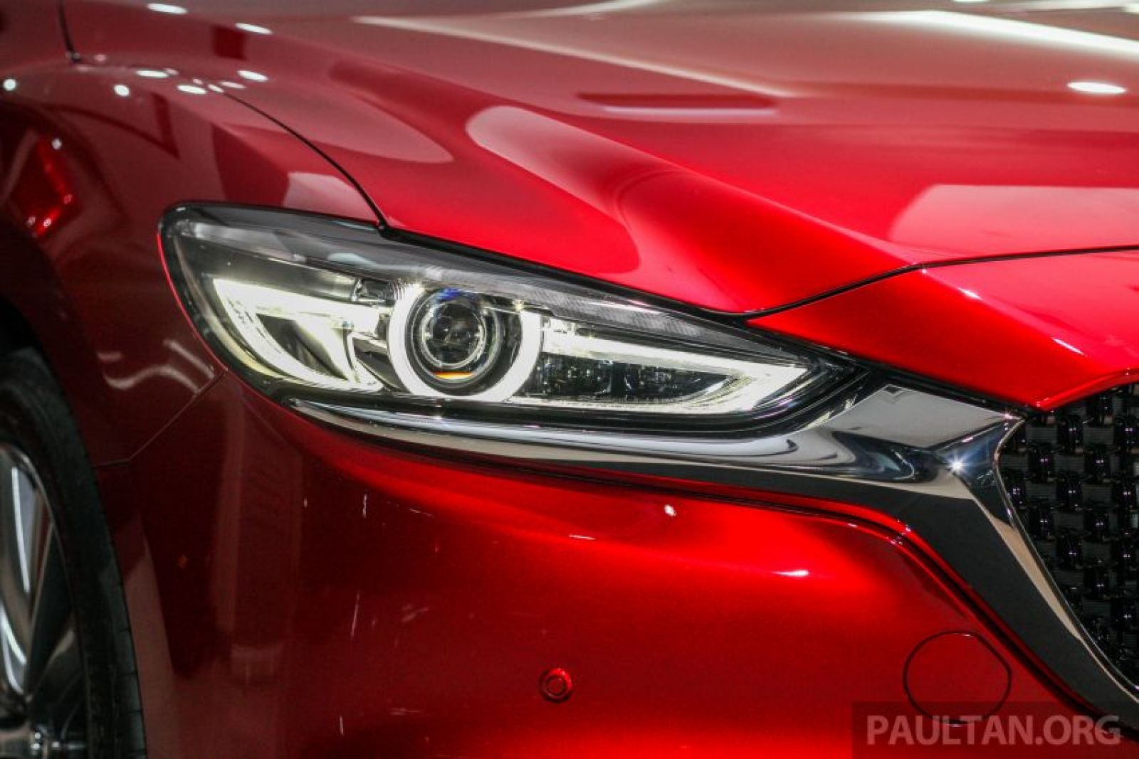 Đèn pha Mazda6 2018 được trang bị thêm đèn pha thích ứng ngoại trừ bản 2.0L