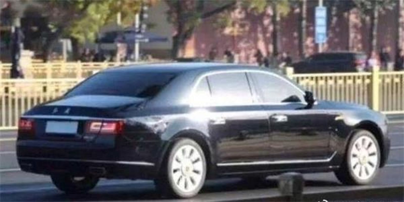 Theo những tiết lộ từ SinaWeibo, xe Hồng Kỳ N501 được trang bị động cơ tăng áp V8 402 mã lực