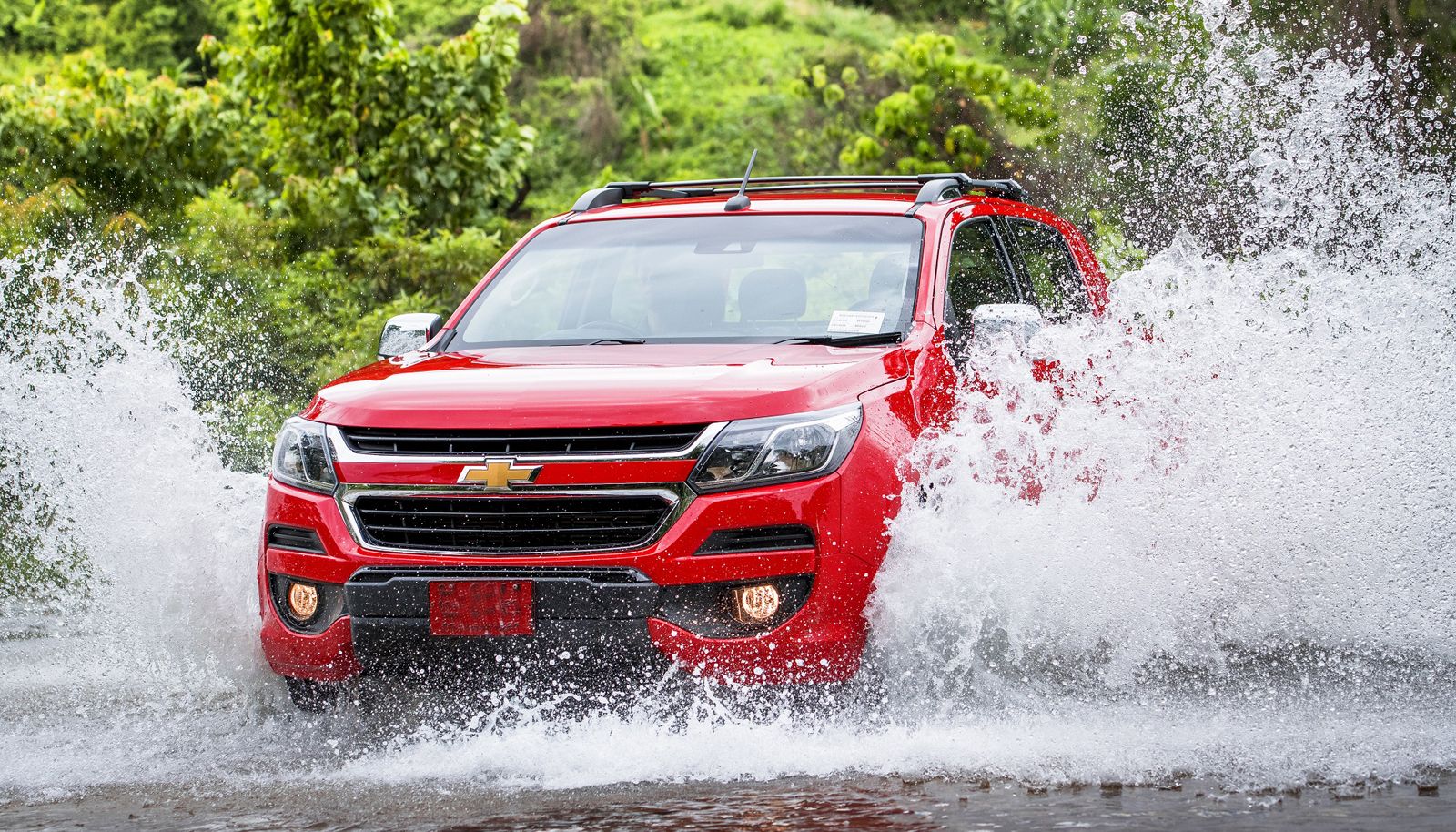 Xe SUV và bán tải Chevrolet thử khả năng lội nước