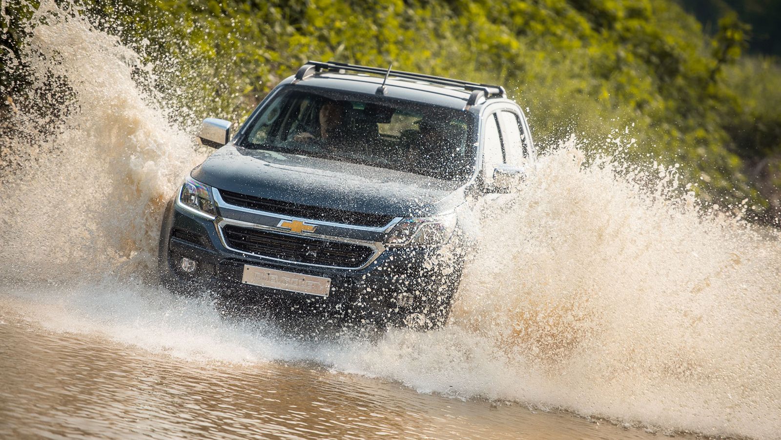Xe Chevrolet lội nước