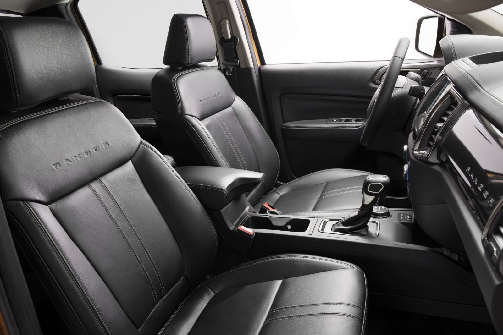 Nội thất trên phiên bản Ford Ranger 2019 Lariat