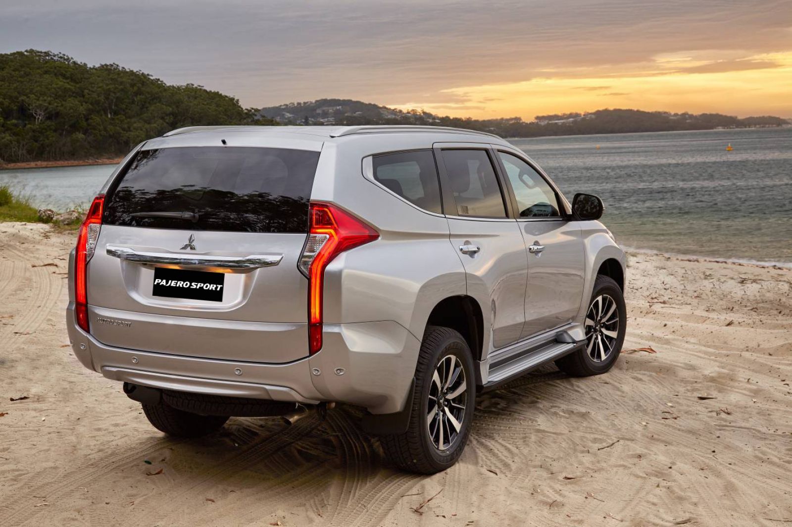 Ngoài phiên bản diesel, Mitsubishi cũng bổ sung thêm 2 phiên bản Pajero Sport máy xăng mới