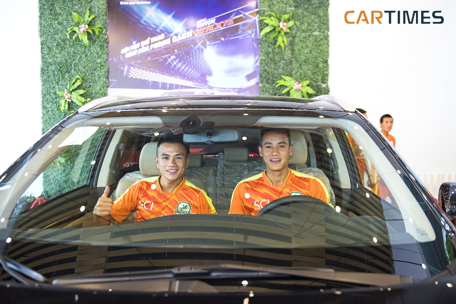 Các cầu thủ đã có buổi trải nghiệm tìm hiểu thêm về các dòng xe của Mitsubishi