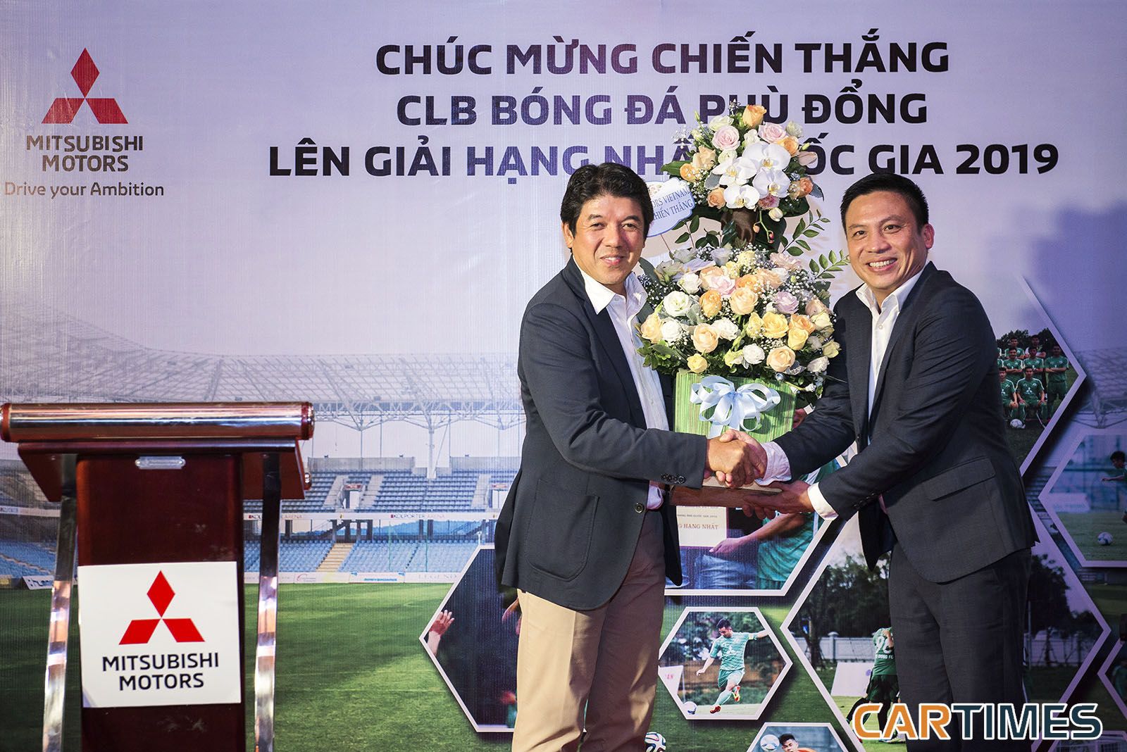 Đại diện Mitsubishi Việt Nam lên trao quà lưu niệm với BHL đội bóng Phù Đổng