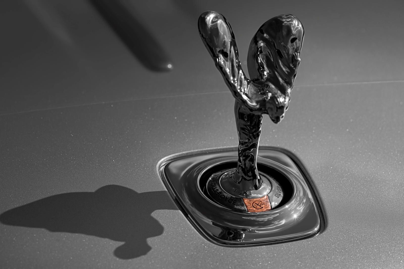 Biểu tượng Spirit of Ecstasy đặc biệt được làm bằng bạc nguyên khối