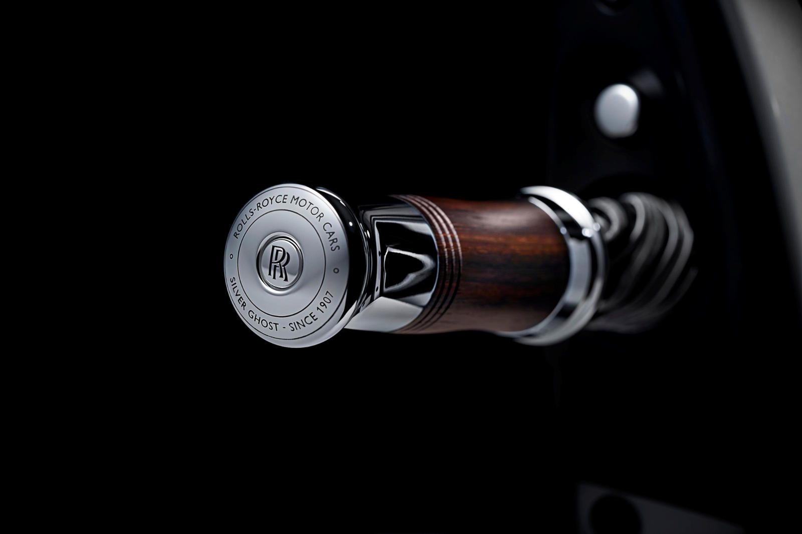 Logo Rolls-Royce 1907 trên chiếc ô đặc trưng của xe