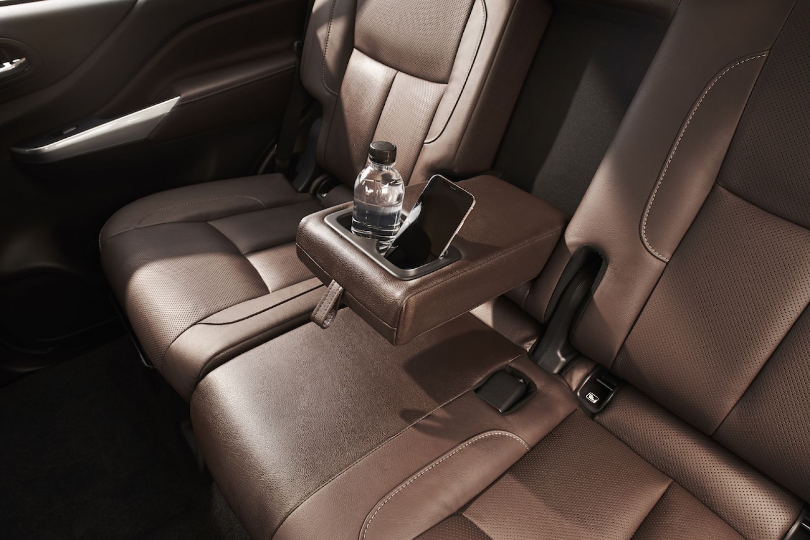 Hàng ghế sau của xe Nissan Terra
