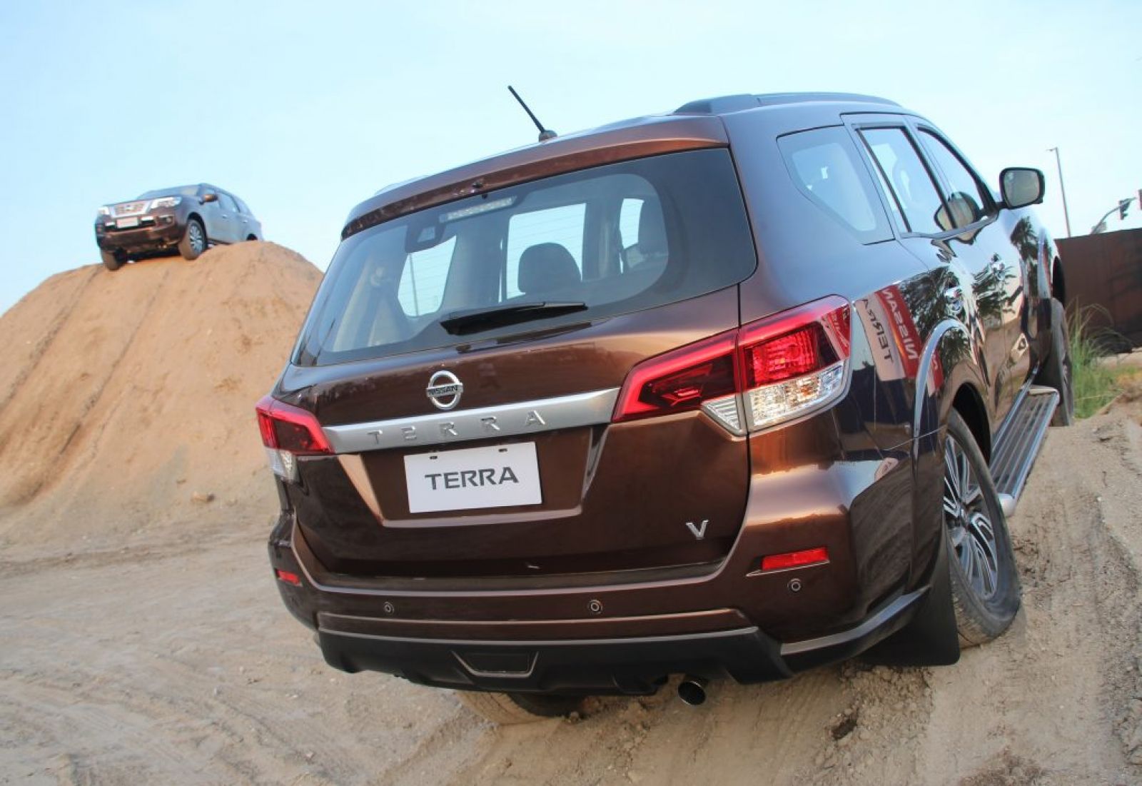 Thiết kế phía sau xe Nissan Terra