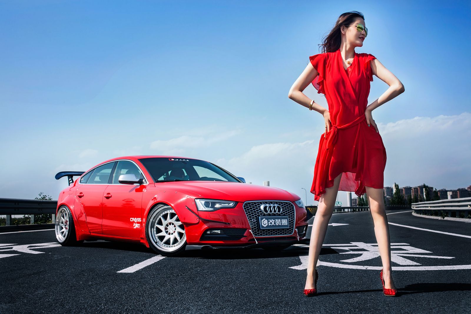 Audi A5 Sportback 2015 độ widebody bên cạnh người mẫu Trương Vũ Kỳ
