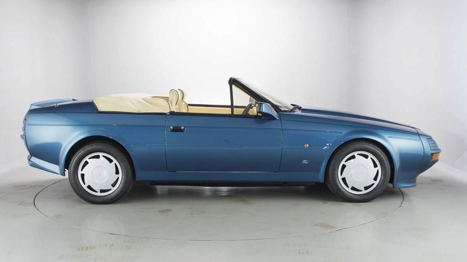 Thiết kế phía bên hông xe Aston Martin Volante Zagato  