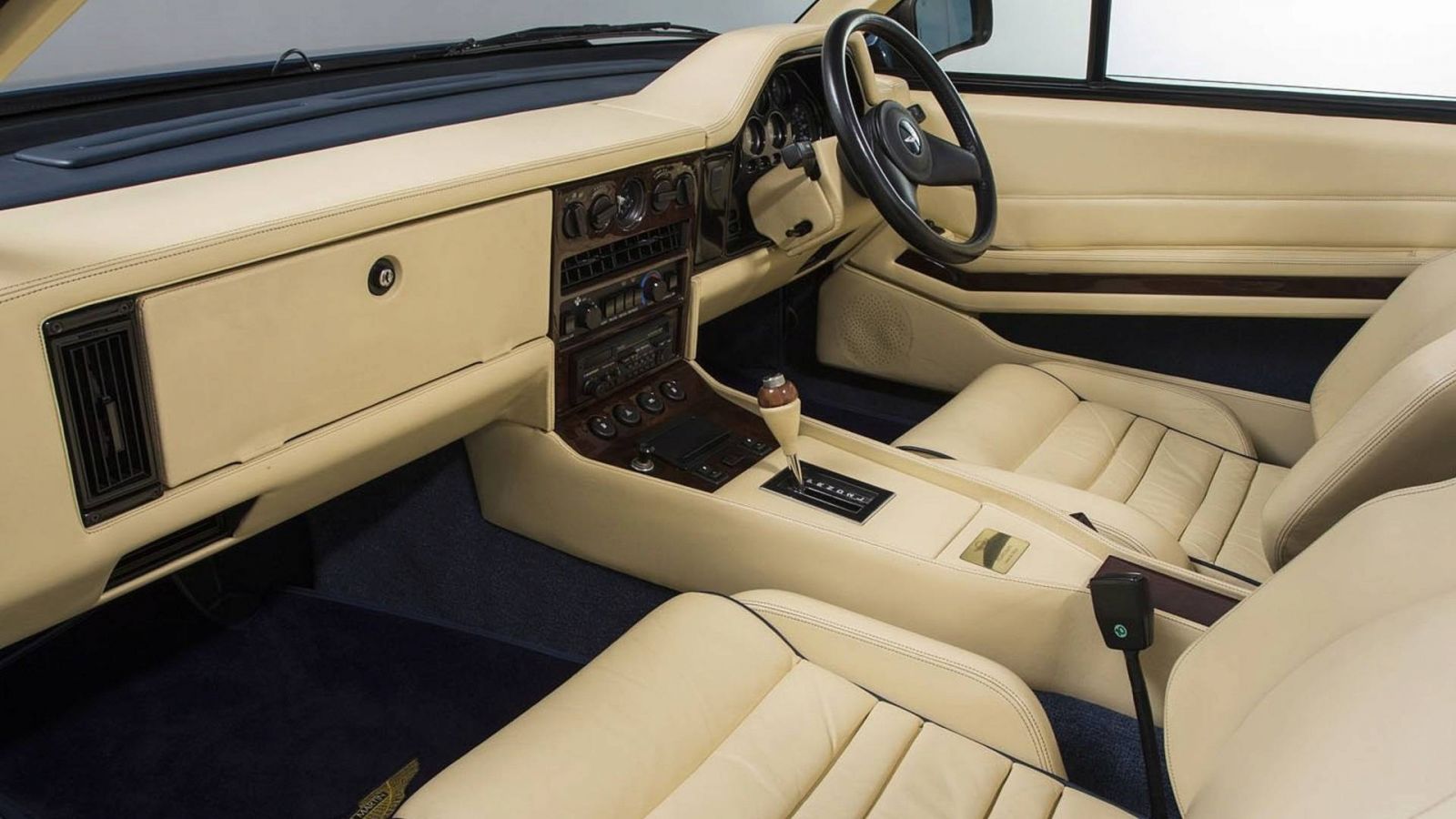 Nội thất của xe Aston Martin Volante Zagato màu kem khá sang trọnng 
