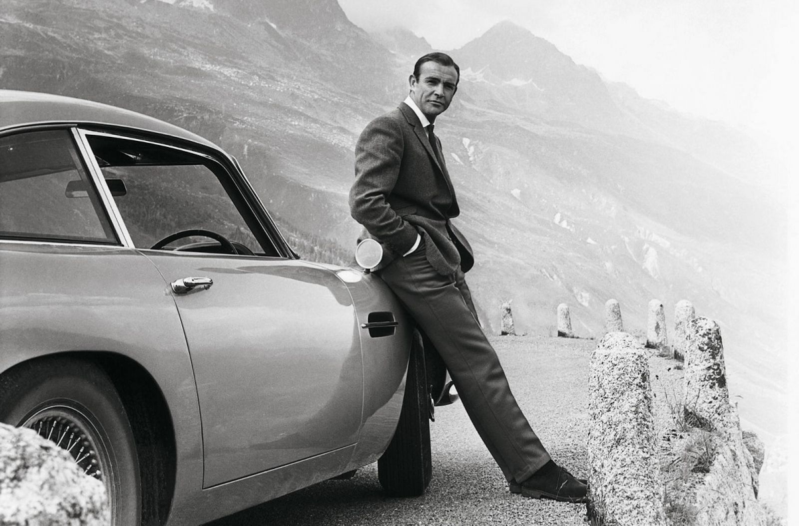 Mẫu xe Aston Martin DB5 gắn liền với James Bond từ năm 1964