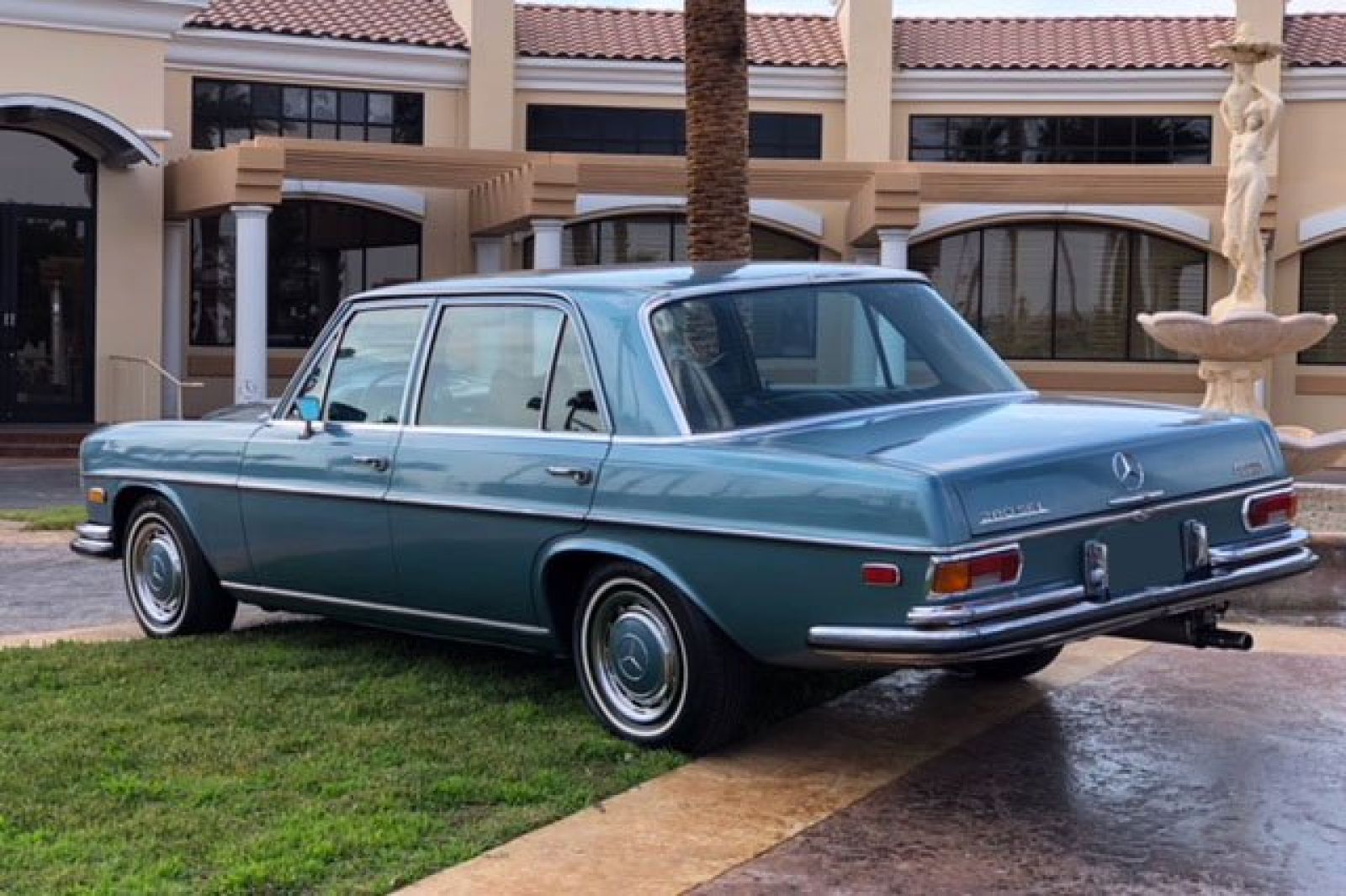 Mercedes-Benz 280 SEL là mẫu xe dành cho những người nổi tiếng, chính khách thập niên 70