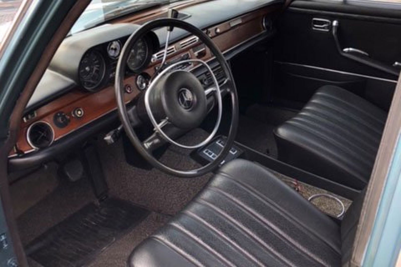 Nội thất xe Mercedes-Benz 280 SEL