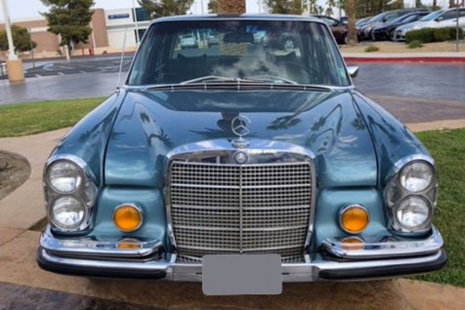 Thiết kế đầu xe kinh điển mang tính biểu tượng của Mercedes-Benz 280 SEL