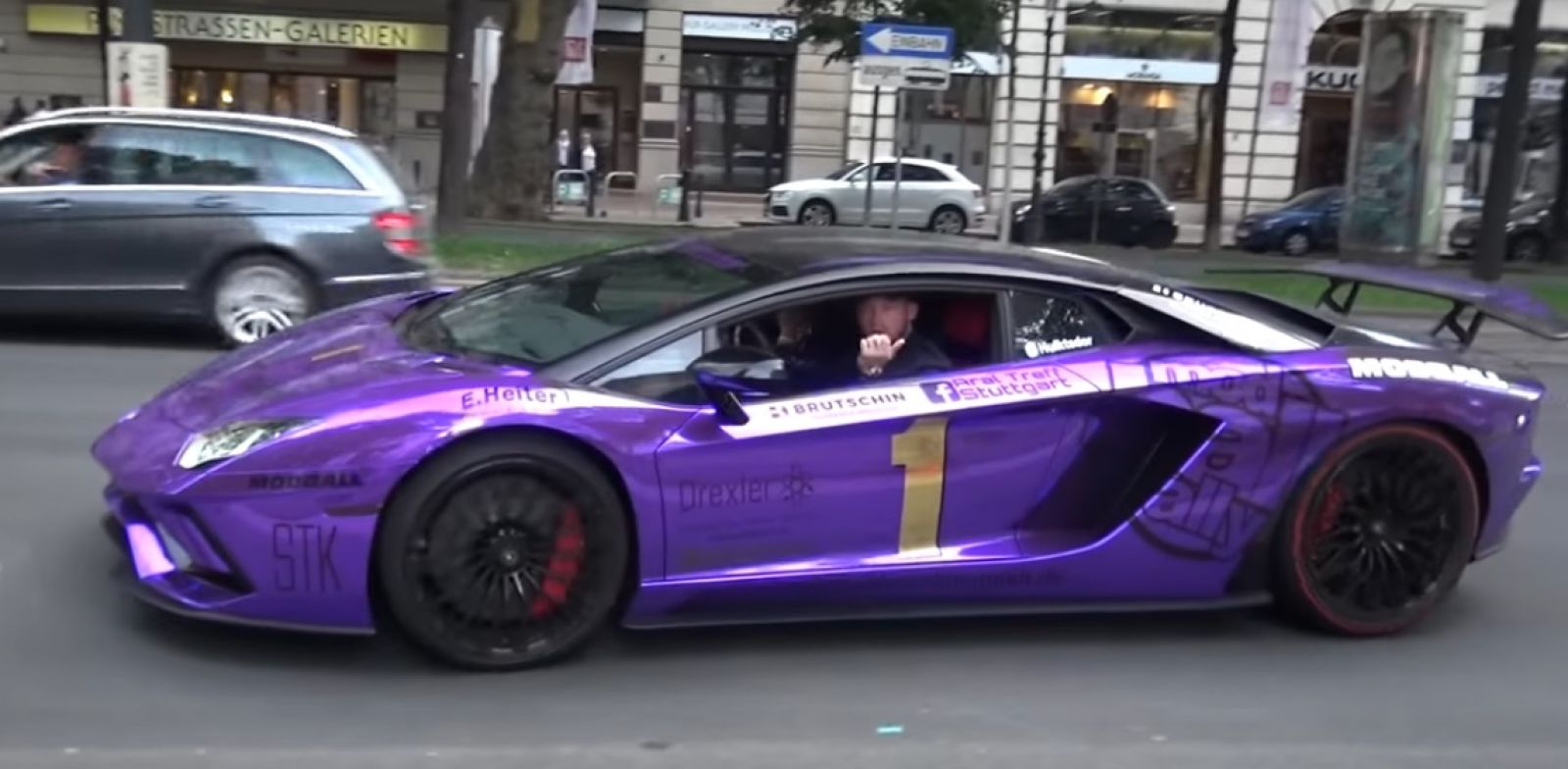 Siêu xe Lamborghini Aventador S LP740-4 độ màu tím crôm tạo sức hút đám đông ngay khi vừa xuất hiện