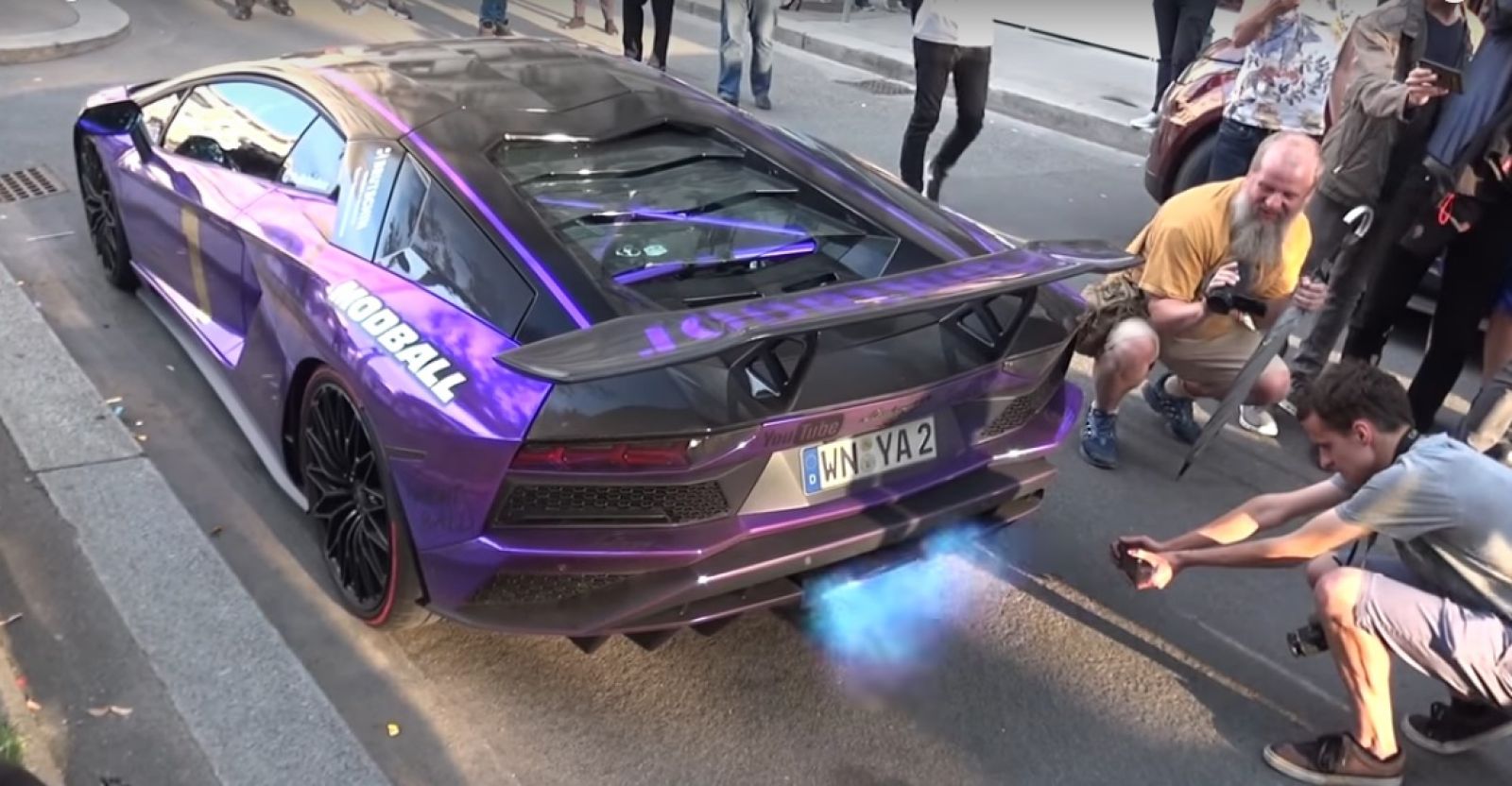 Một fan hâm mộ mạo hiểm dùng smartphone quay cận Lamborghini Aventador S đang khạc lửa
