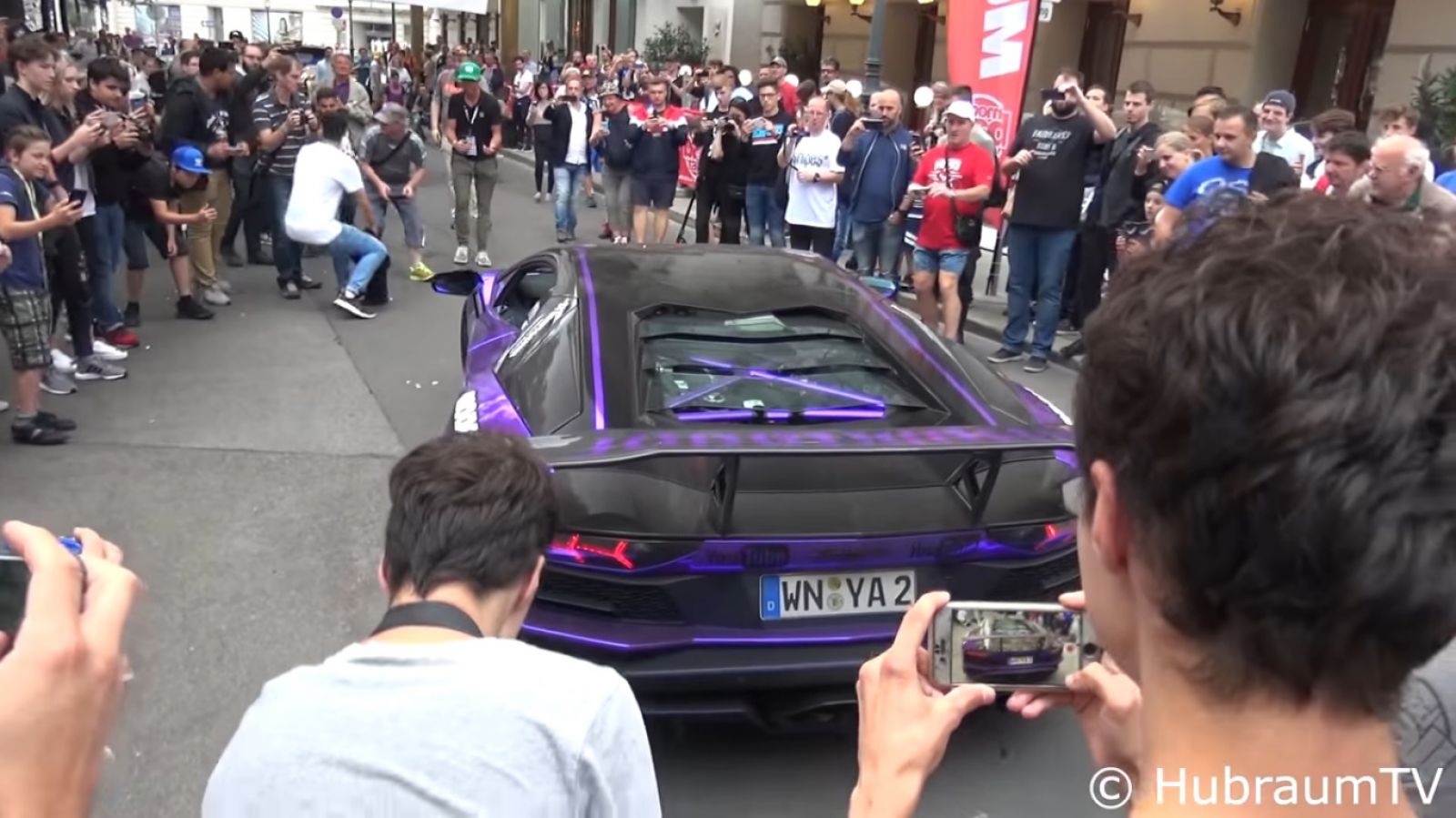 Đám đông bị siêu xe Lamborghini Aventador S mê hoặc