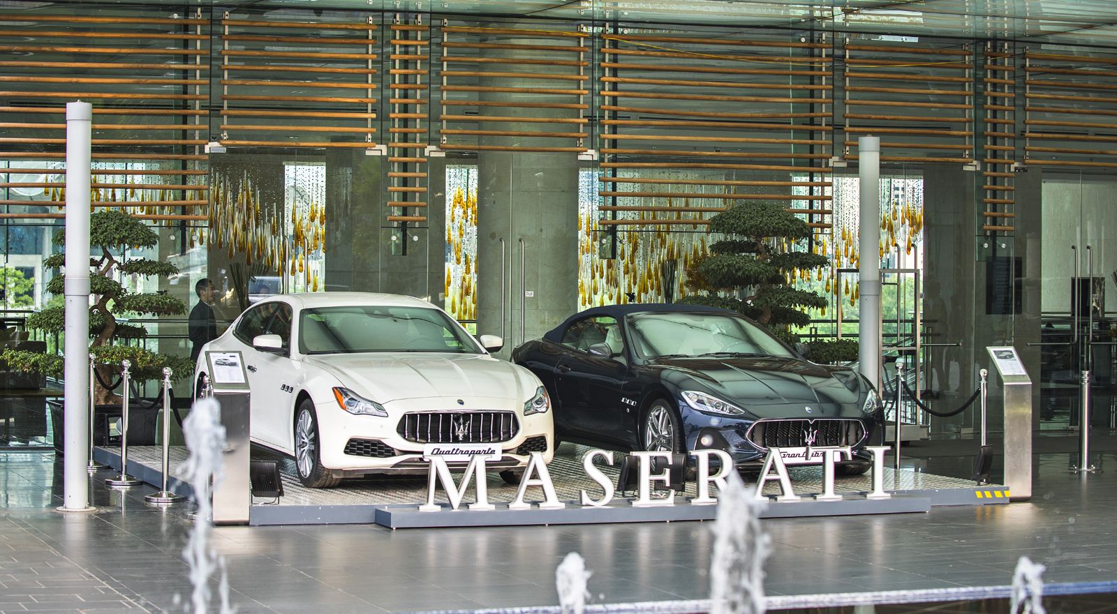 Xe Maserati trưng bày tại sảnh chính
