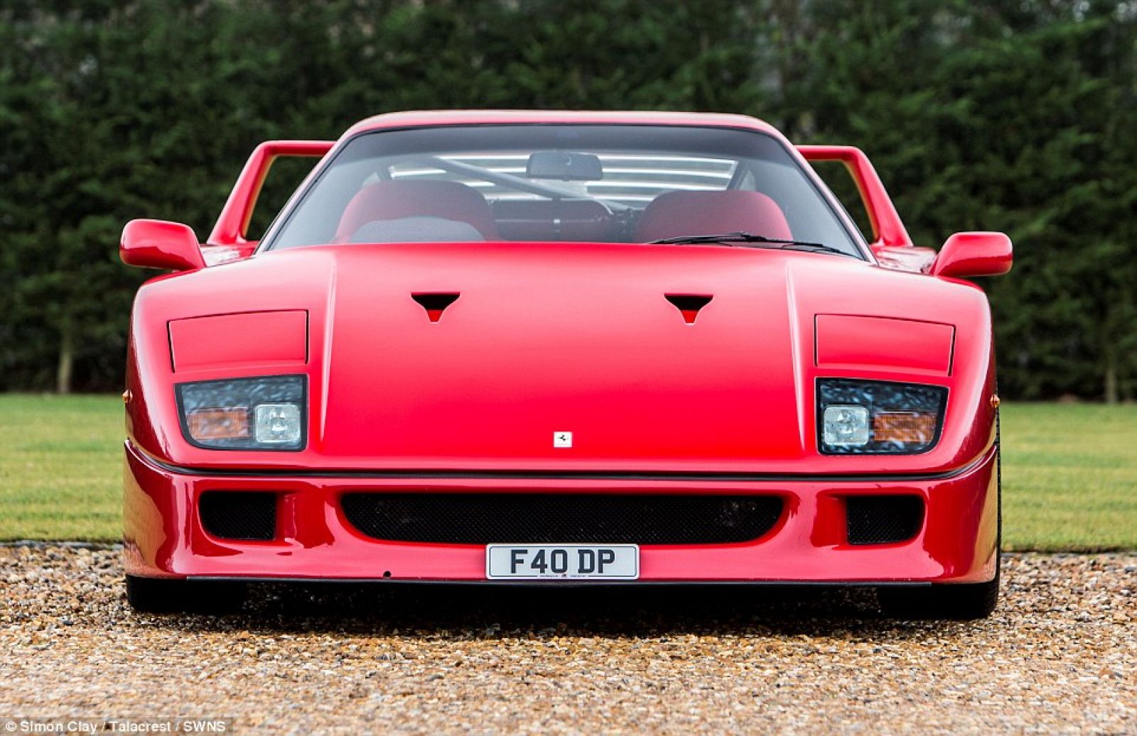 F40 là siêu xe hợp pháp trên đường phố đầu tiên có tốc độ hơn 320 km/h