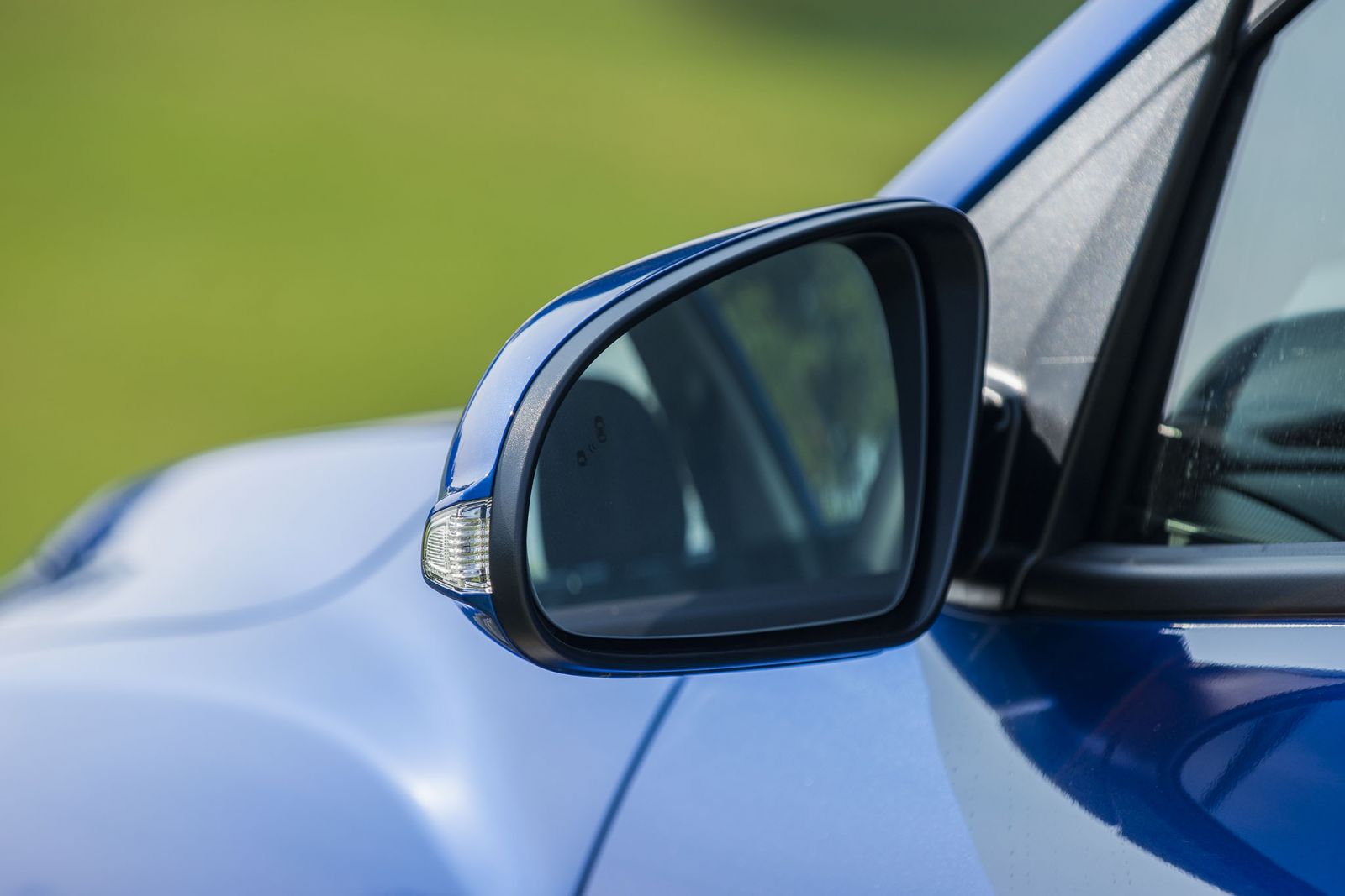 Gương chiếu hậu trên Hyundai Kona tích hợp cảnh báo điểm mù