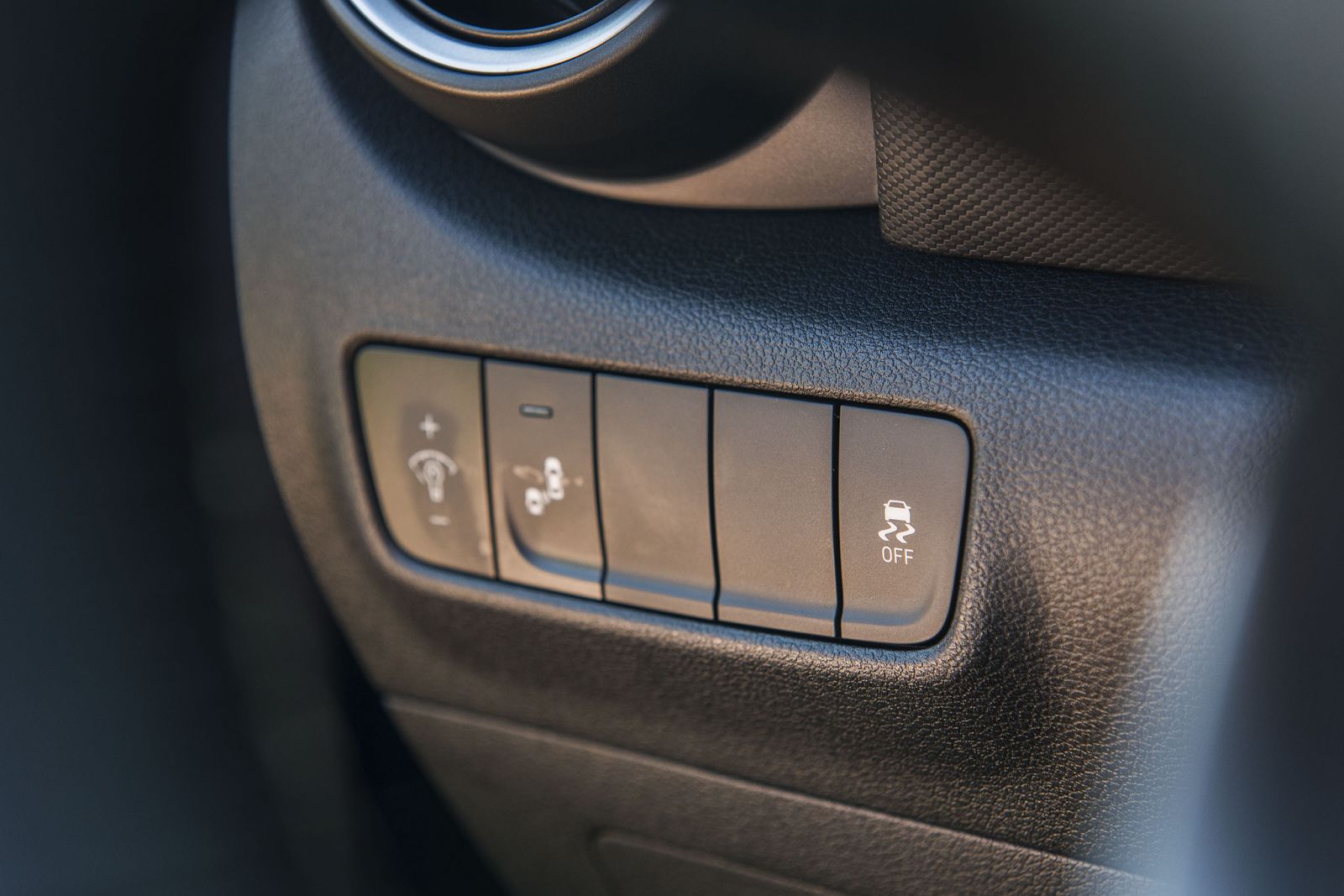 Các nút bật tắt hệ thống an toàn của xe Hyundai Kona