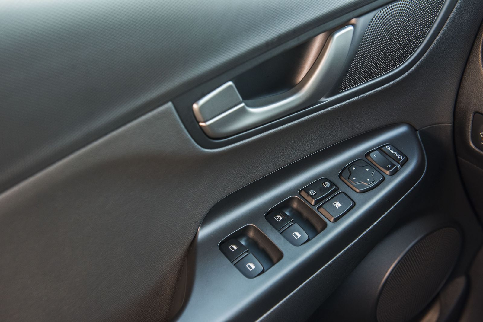 Hệ thông nút bấm điều khiển bên hông cửa ghế lái xe Hyundai Kona