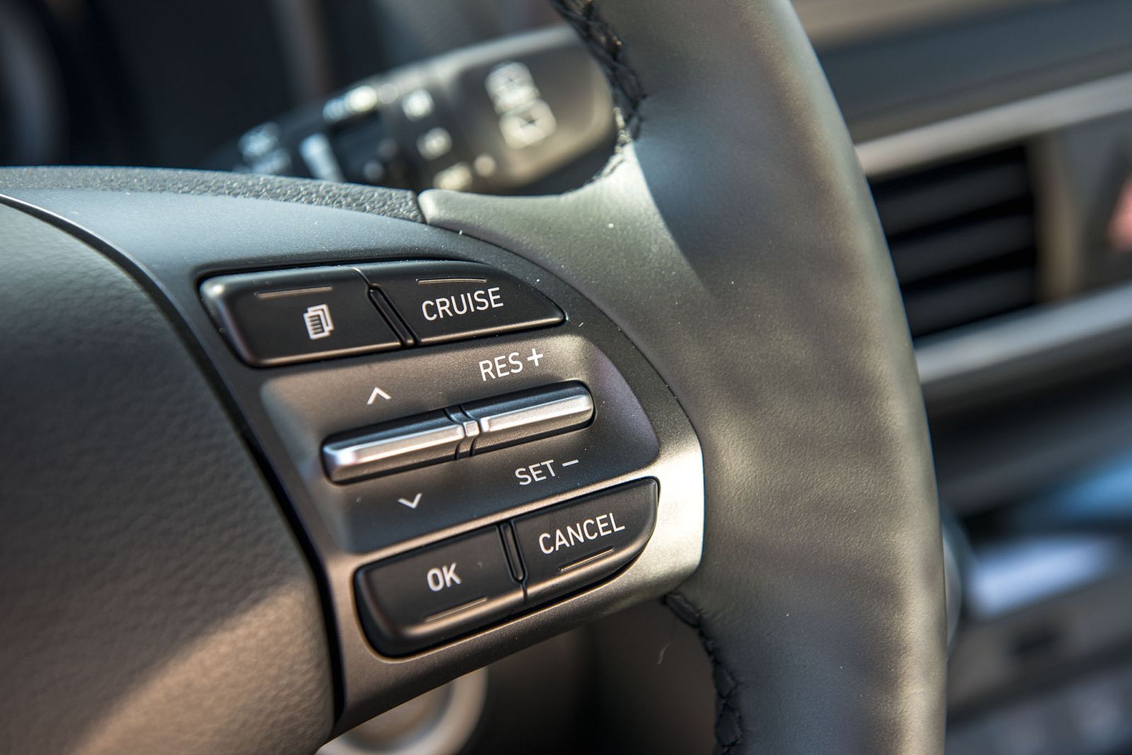 Nút bấm trên vô lăng Hyundai Kona