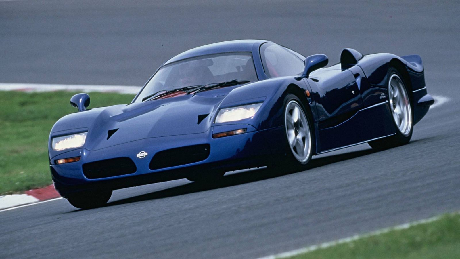 Siêu xe triệu đô Nissan R390 GT1