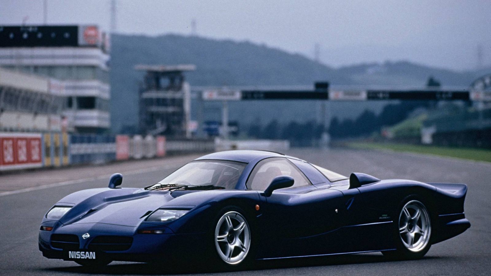 Thiết kế của xe liên tưởng tới McLaren F1 cũng ra mắt cùng thời điểm R390 GT1