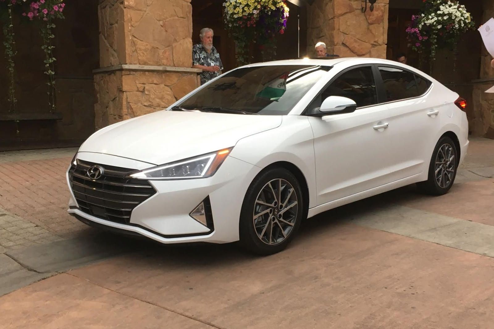 Hyundai Elantra 2019 lột xác cả về thiết kế lẫn trang bị