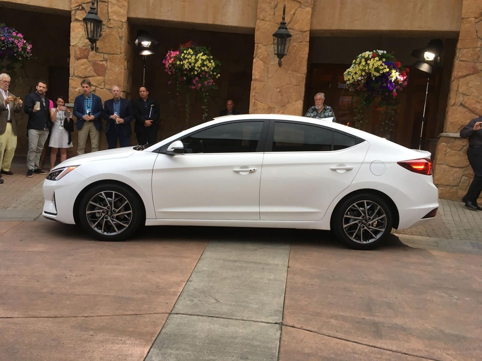 Hyundai Elantra 2019 nhìn từ phía bên hông