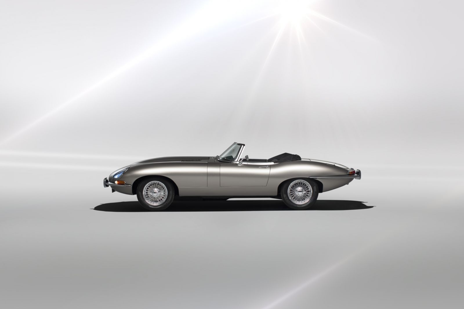 Jaguar E-Type chạy điện vẫn giữ nguyên vẻ ngoài như phiên bản xe cổ