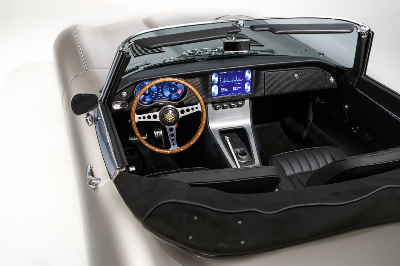 Thiết kế cabin xe Jaguar E-Type chạy điện