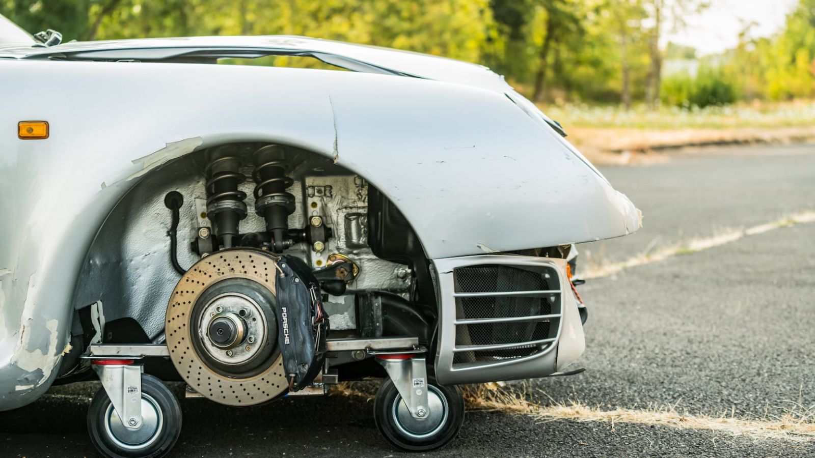 Chiếc bánh xe bị mất sau tai nạn của xe Porsche 959 Komfort 