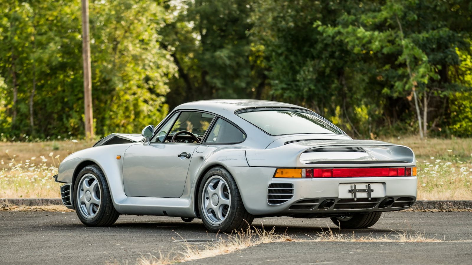 Nhà đấu giá ước chừng xe Porsche 959 'nát' này vẫn có thể đạt mức giá từ 450.000 đến 550.000 USD