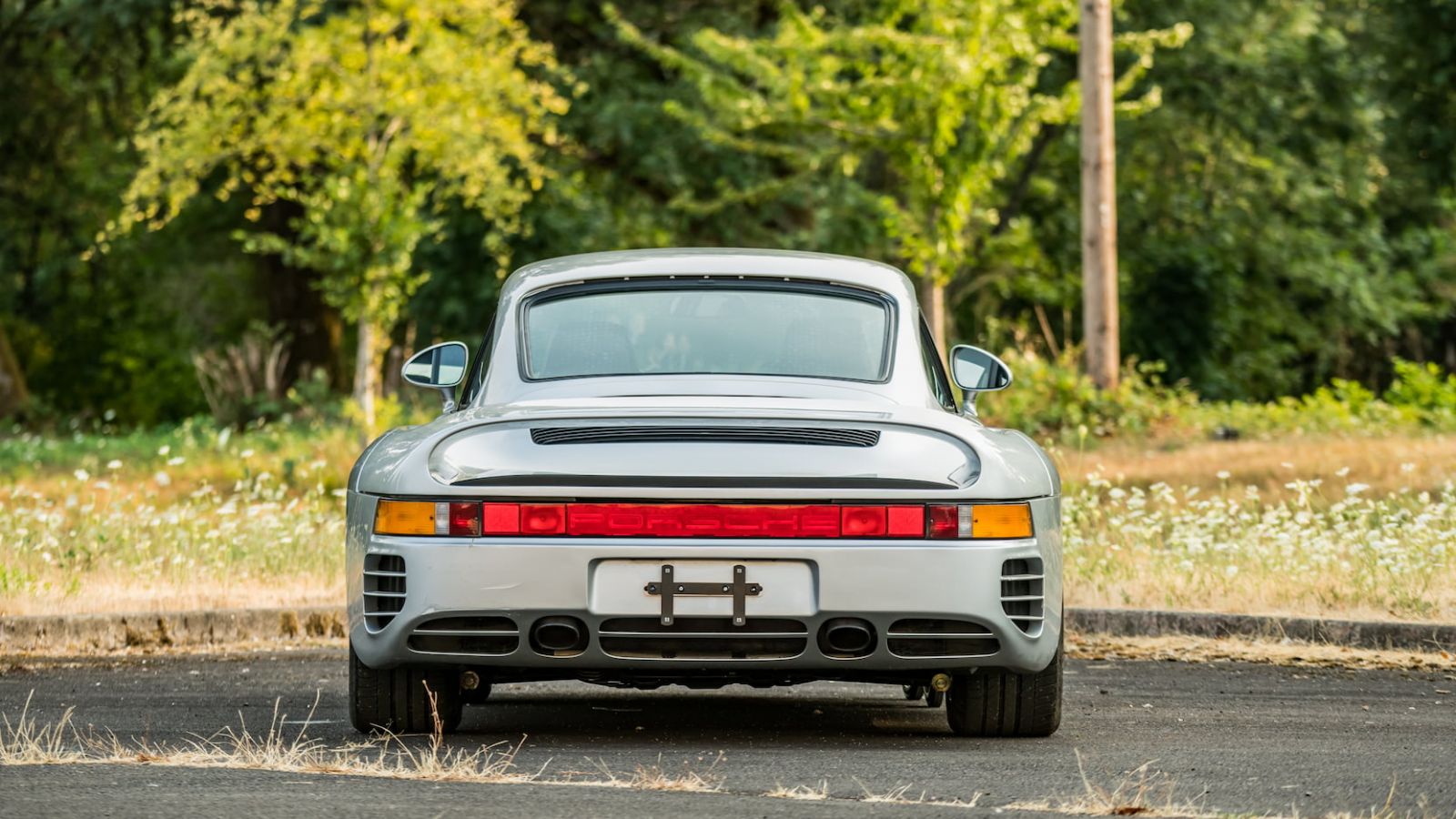 Nhìn từ phía sau, Porsche 959 Komfort "nát" vẫn rất bóng bẩy