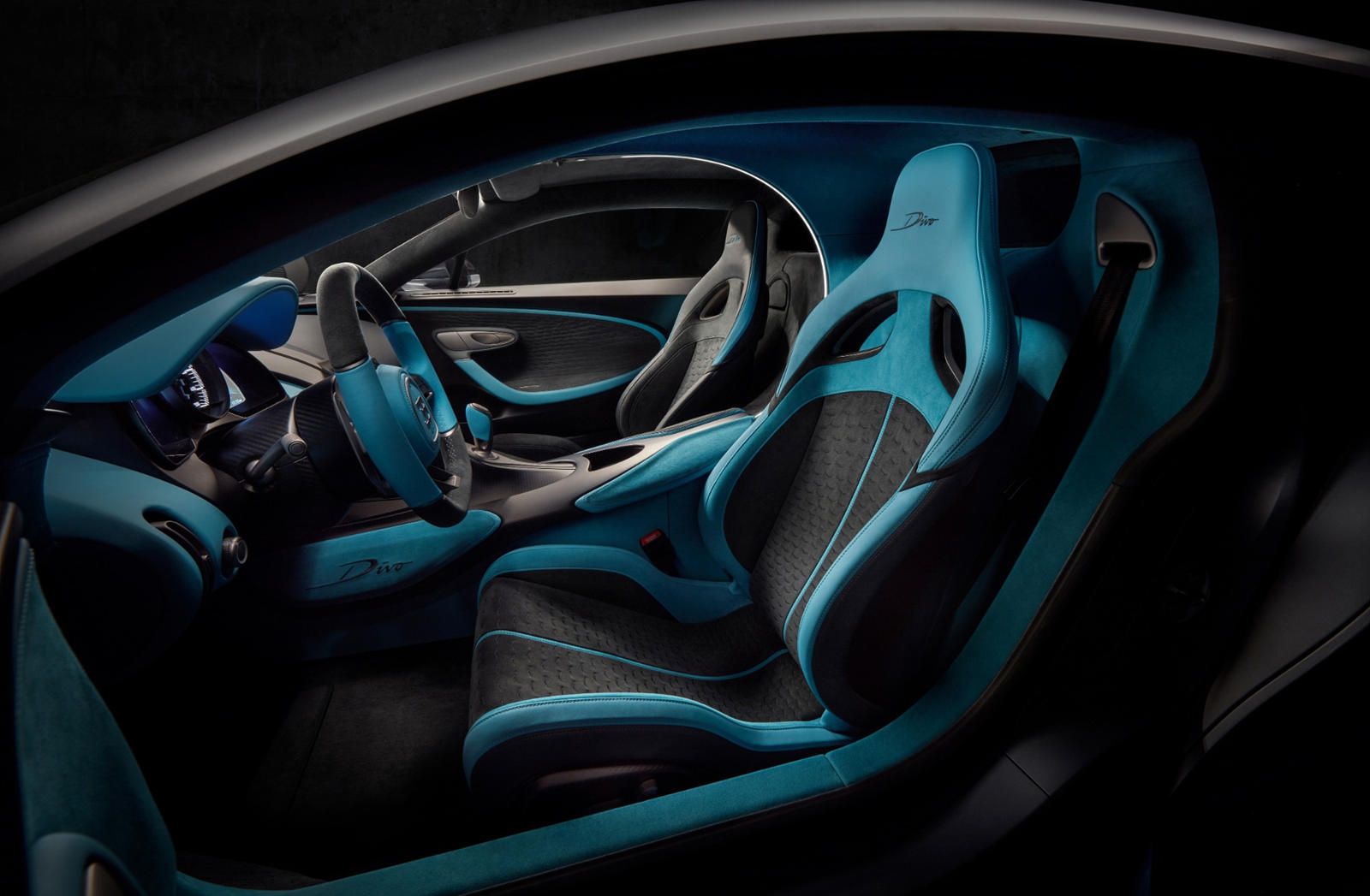 Ghế lái thể thao bọc da Alcantara trên Bugatti Divo