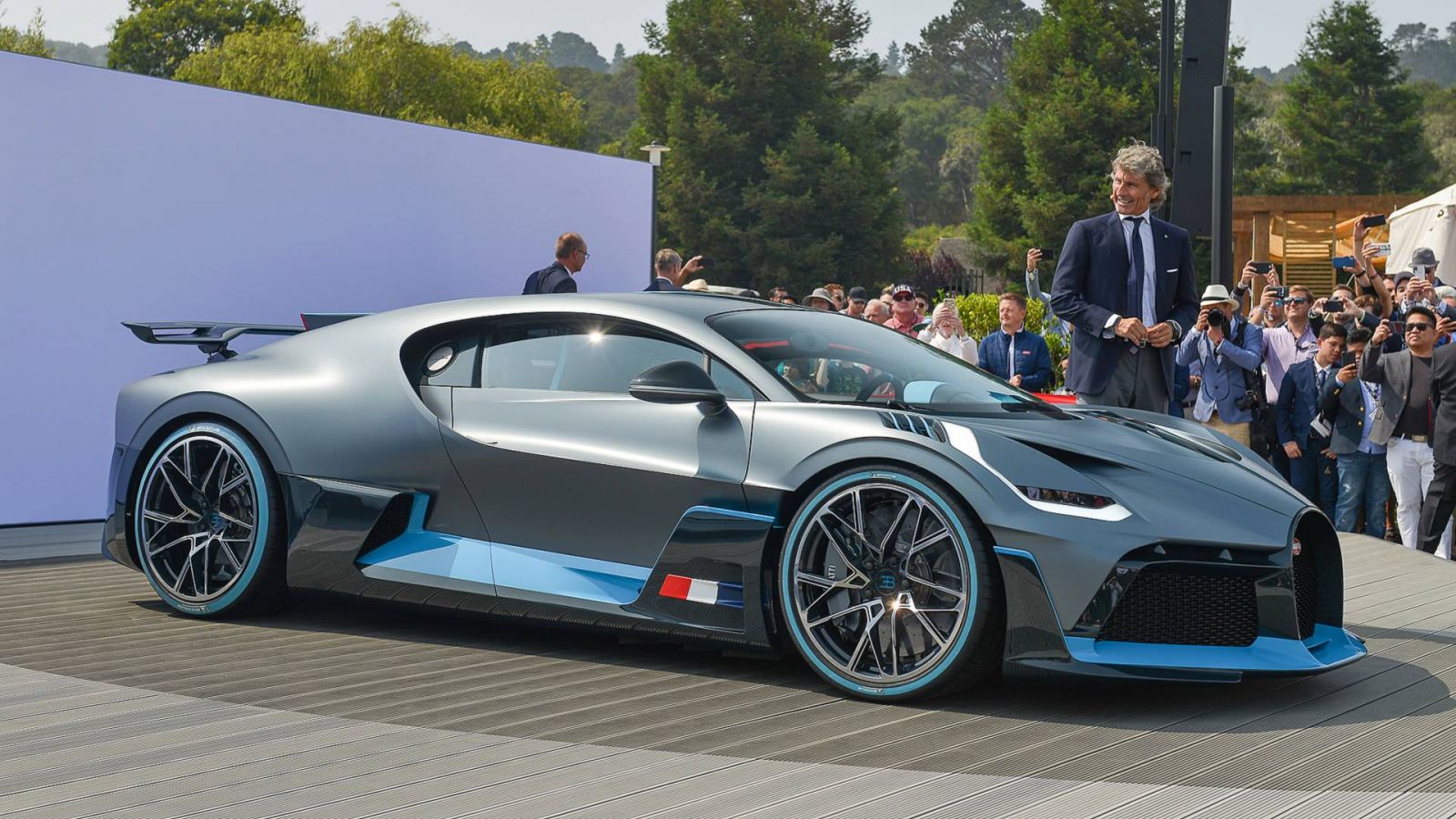 Bugatti Divo bên cạnh Giám đốc điều hành Stephan Winkelmann 