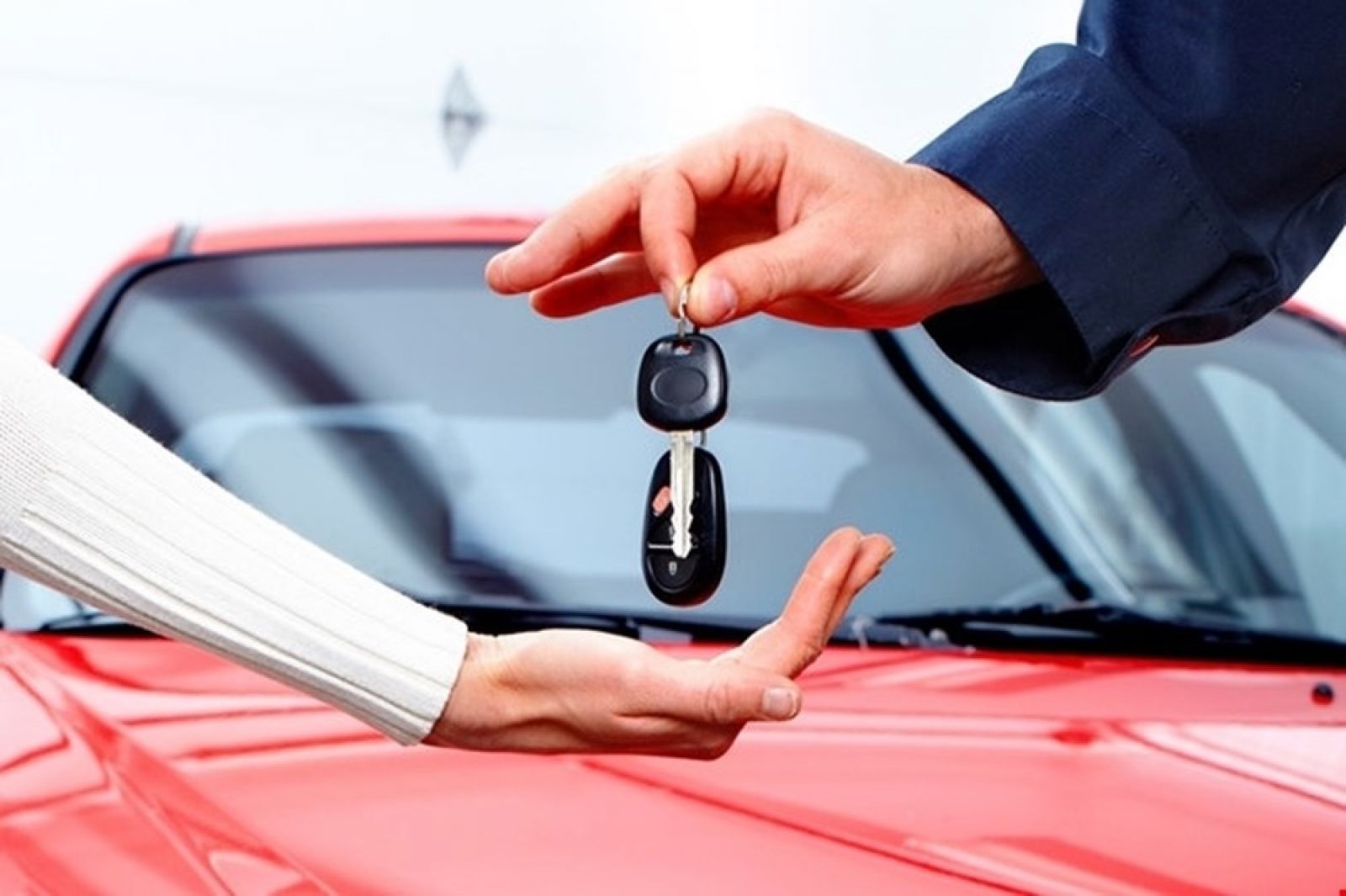 Khi người mượn xe vi phạm luật giao thông và bị tạm giữ xe không gây ảnh hưởng tới chủ xe