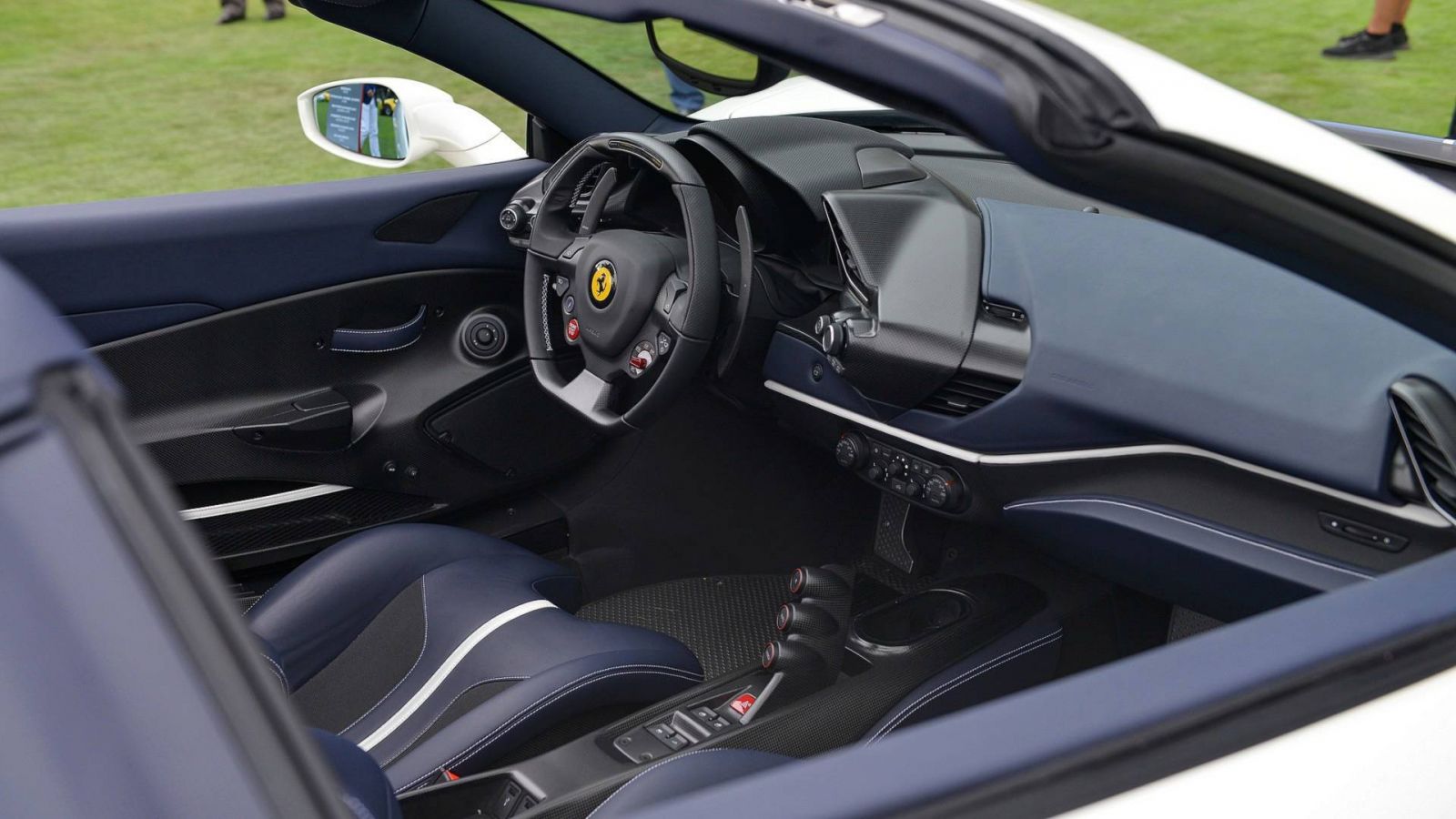 Thiết kế cabin xe Ferrari 488 Pista spider