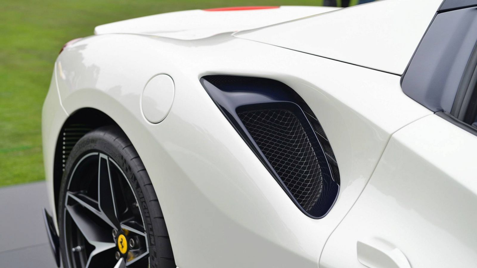 Thiết kế khe hút gió bên hông của xe Ferrari 488 Pista spider