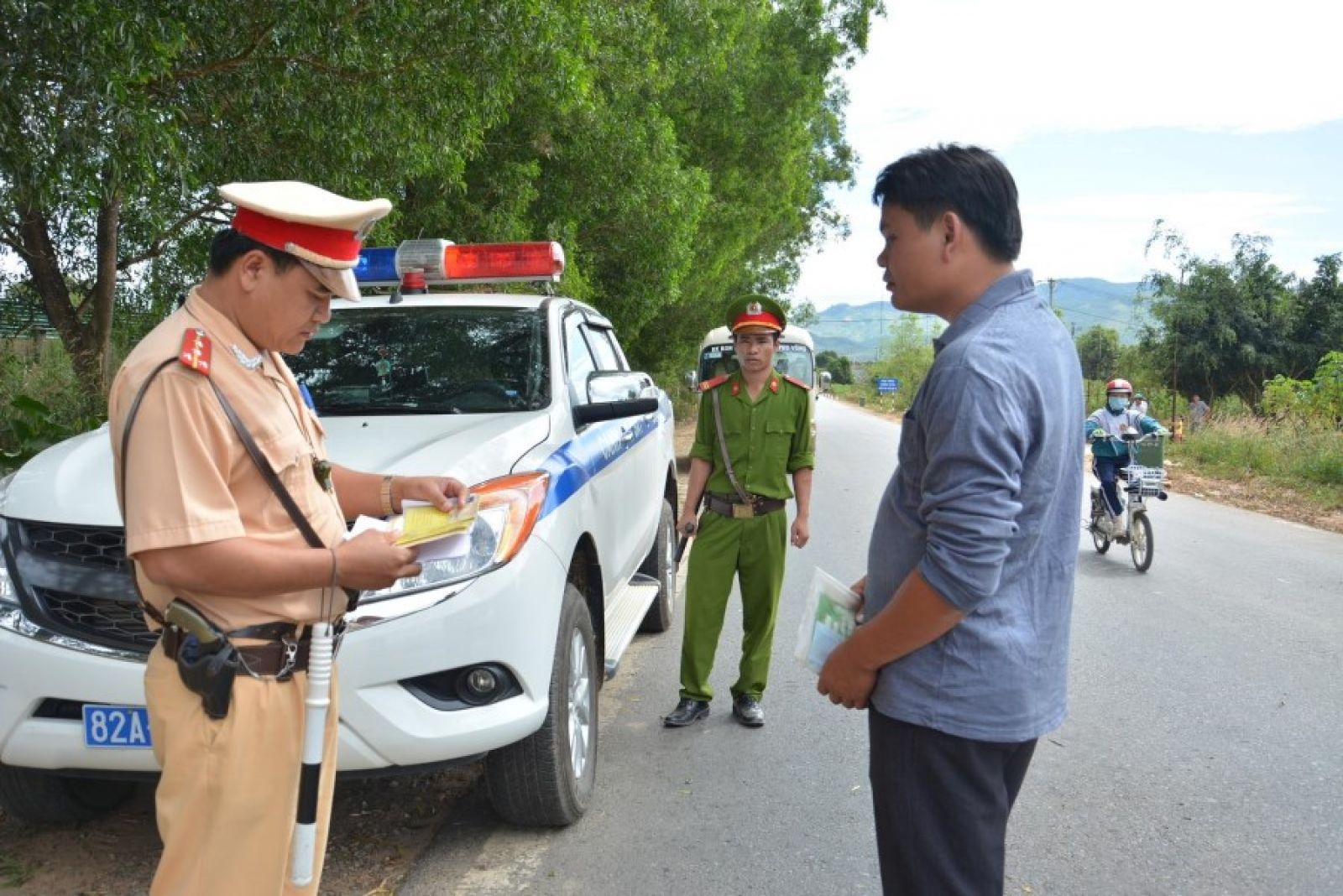 Việc không cầm giấy tờ gốc khiến nhiều chủ xe gặp khó khăn khi bị lực lượng chức năng kiểm tra