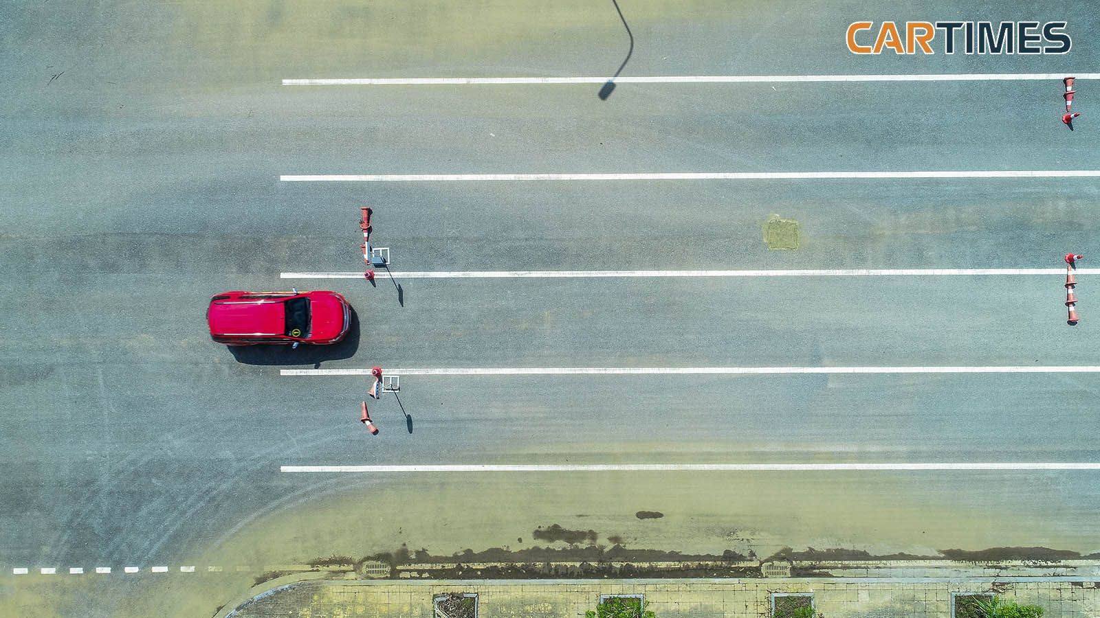 Bài thử slalom thử thách khả năng xử lý của cả tay lái và chiếc xe