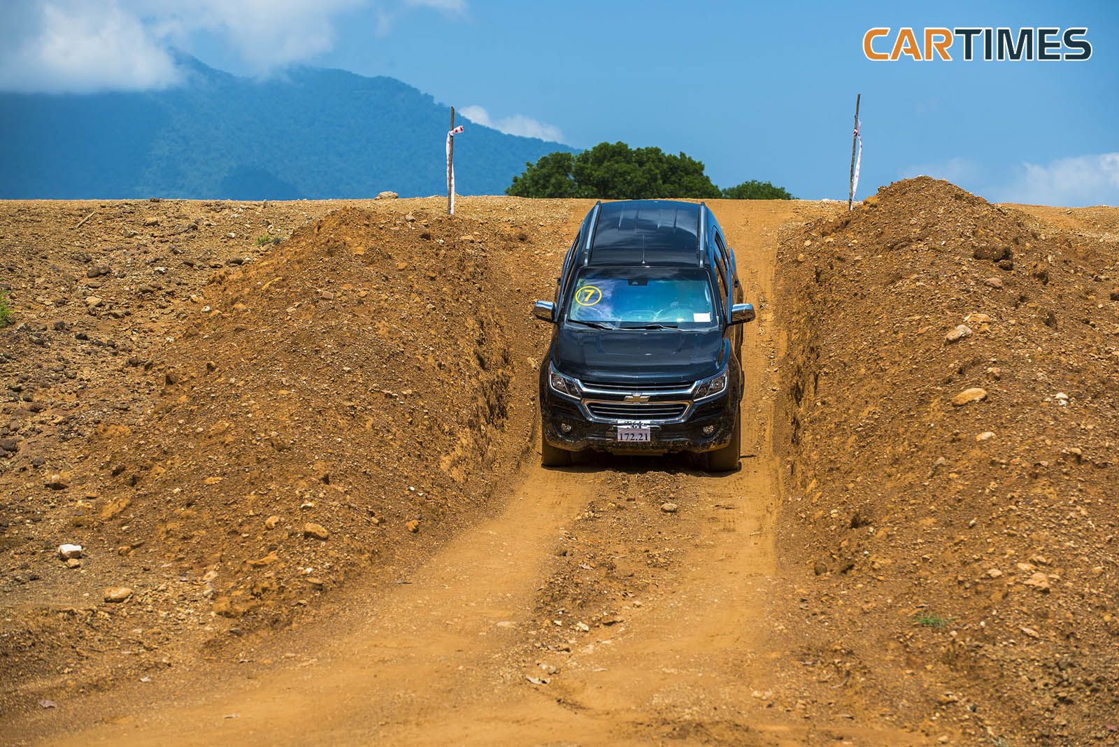 Các tính năng hỗ trợ trên xe được sử dụng hết đi trên cung đường thử off-road