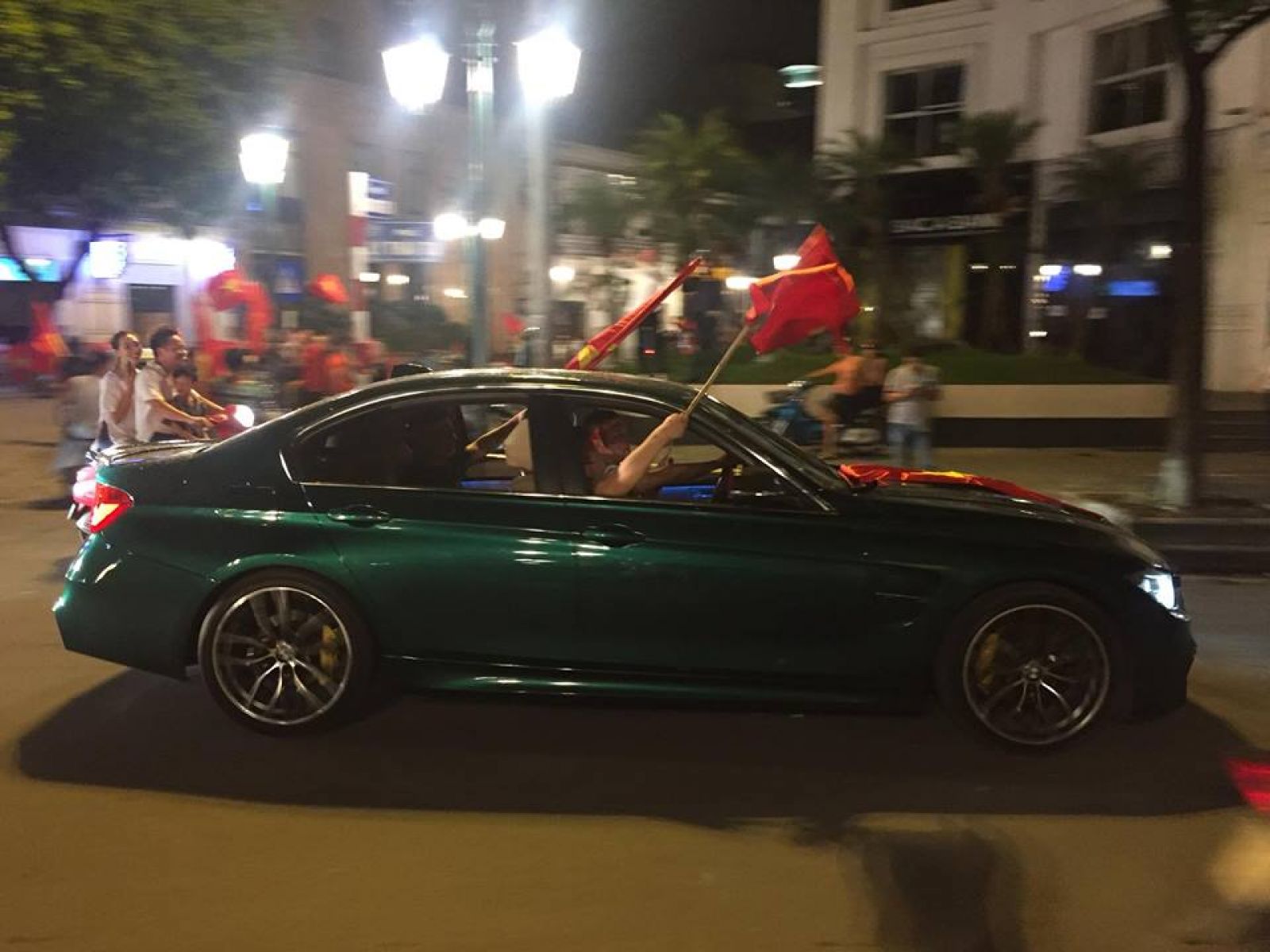 Một chiếc BMW màu độc "đi bão"