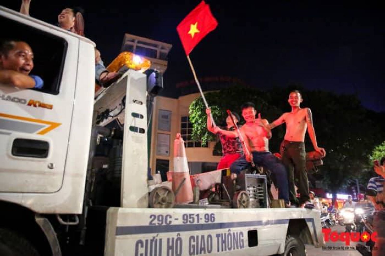 Một chiếc xe cứu hộ cũng đi bão
