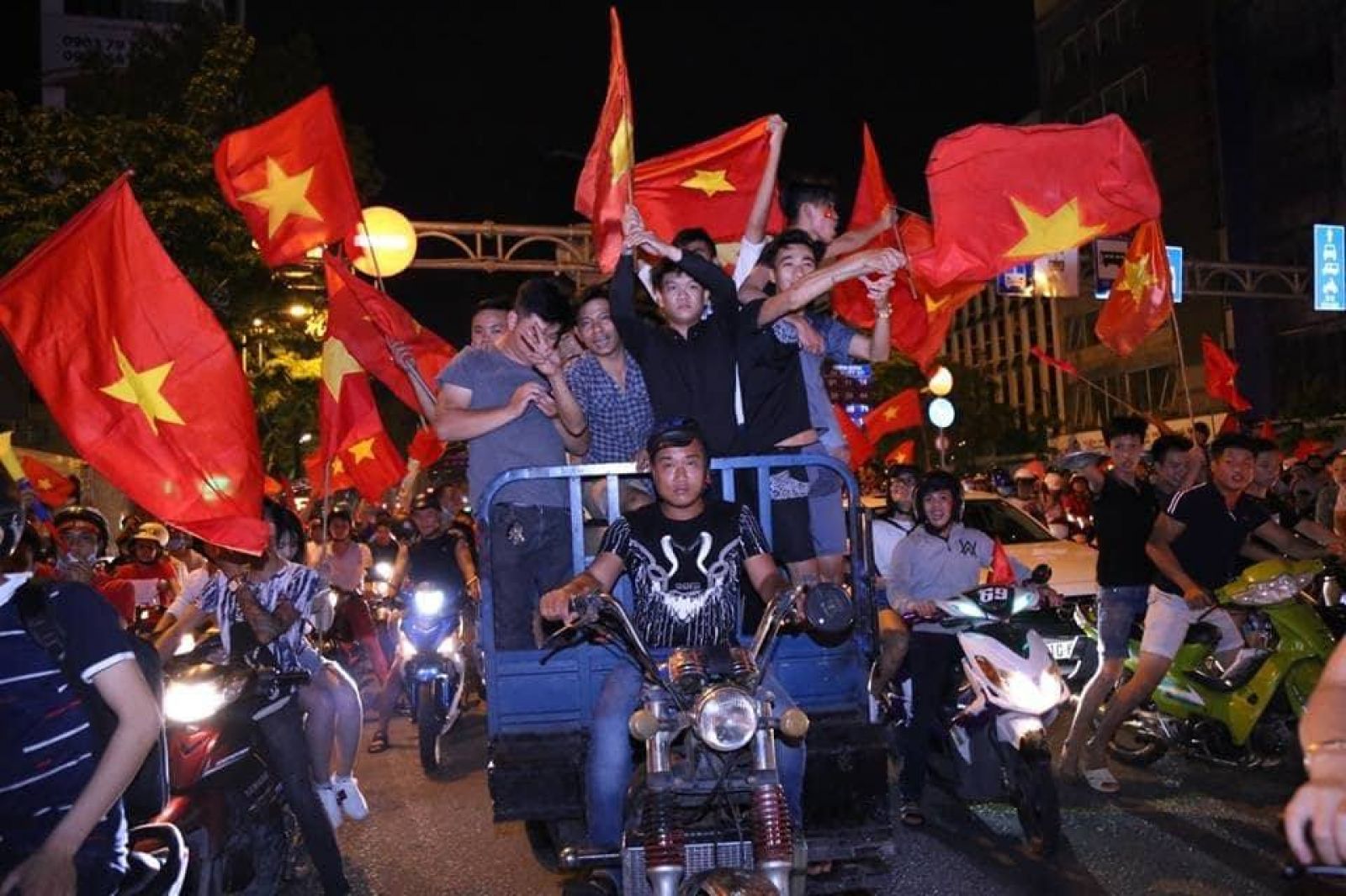 Một chiếc xe lam khác không còn một chỗ trống