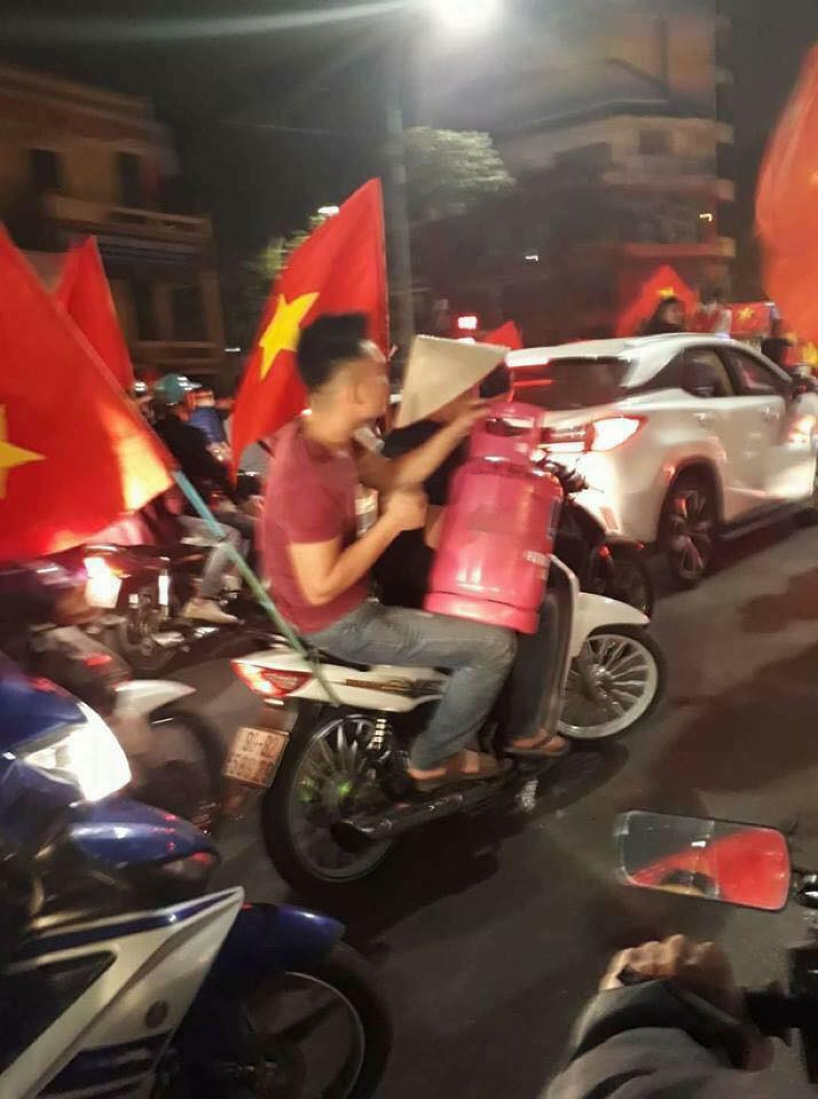Không nhiều thanh niên đi bão thích đi gần chiếc xe này