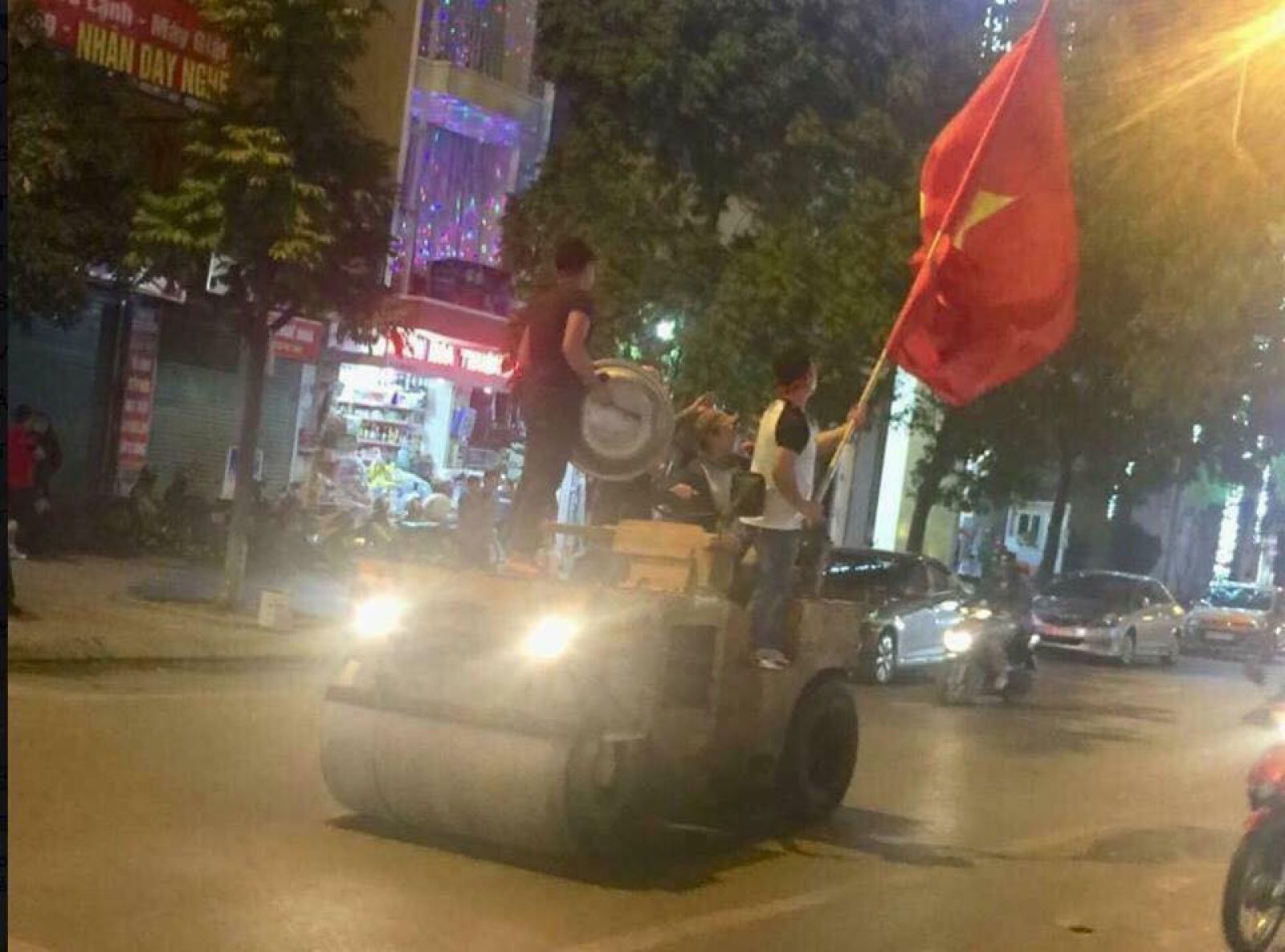 Một chiếc xe lu tham gia "đi bão" từ hướng Hà Đông